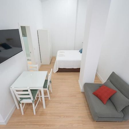 Estudio A Estrenar En San Bernardo Sevilla Exterior foto