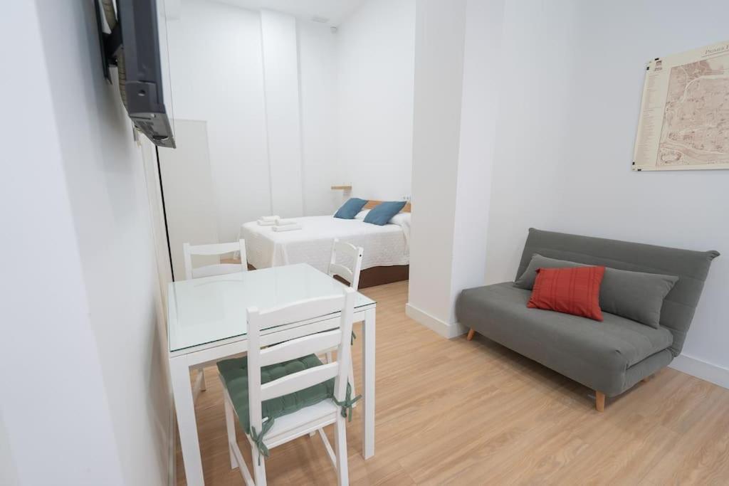 Estudio A Estrenar En San Bernardo Sevilla Exterior foto